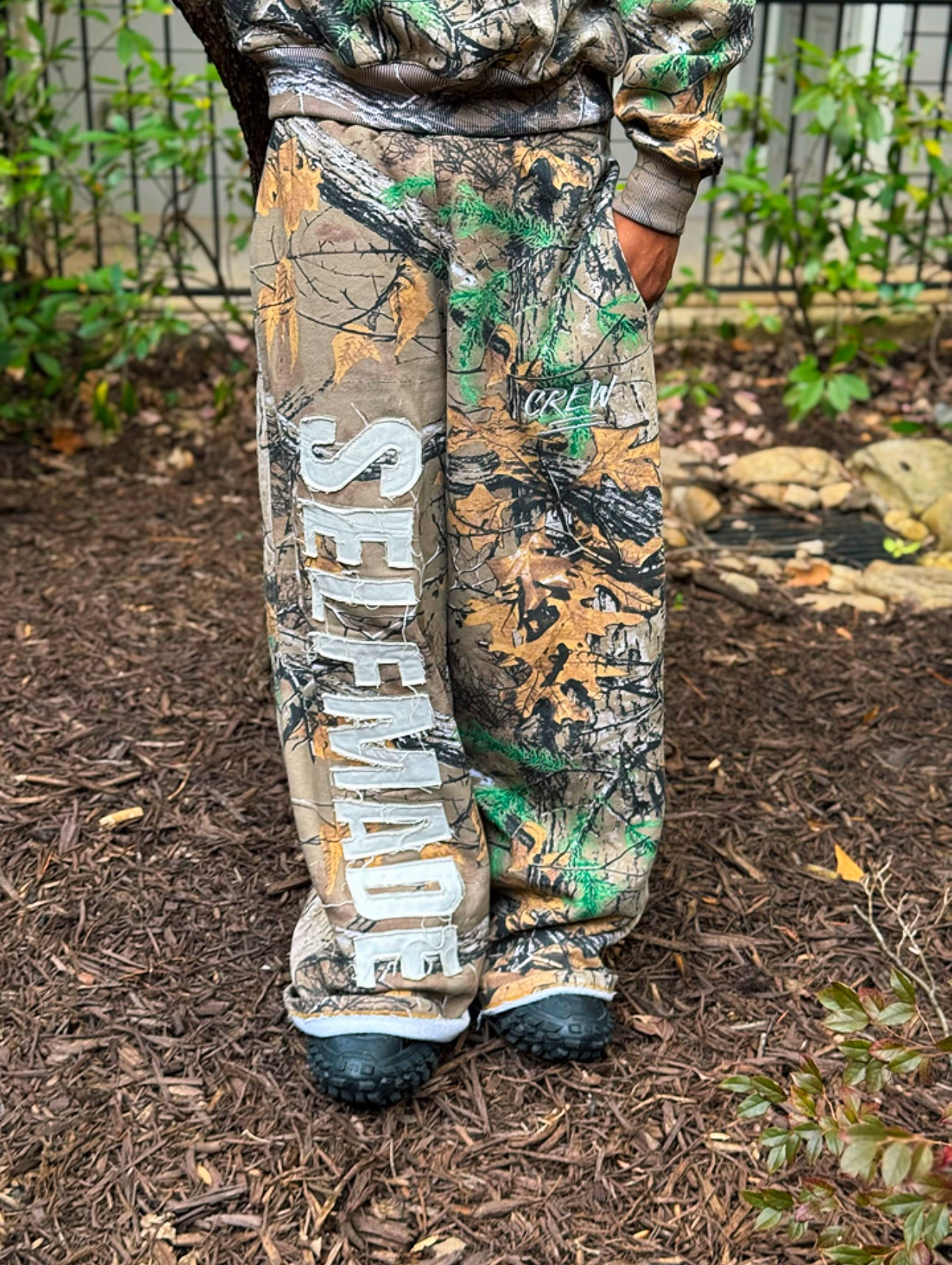 CAMO CREW PANTS // DISTRESSED